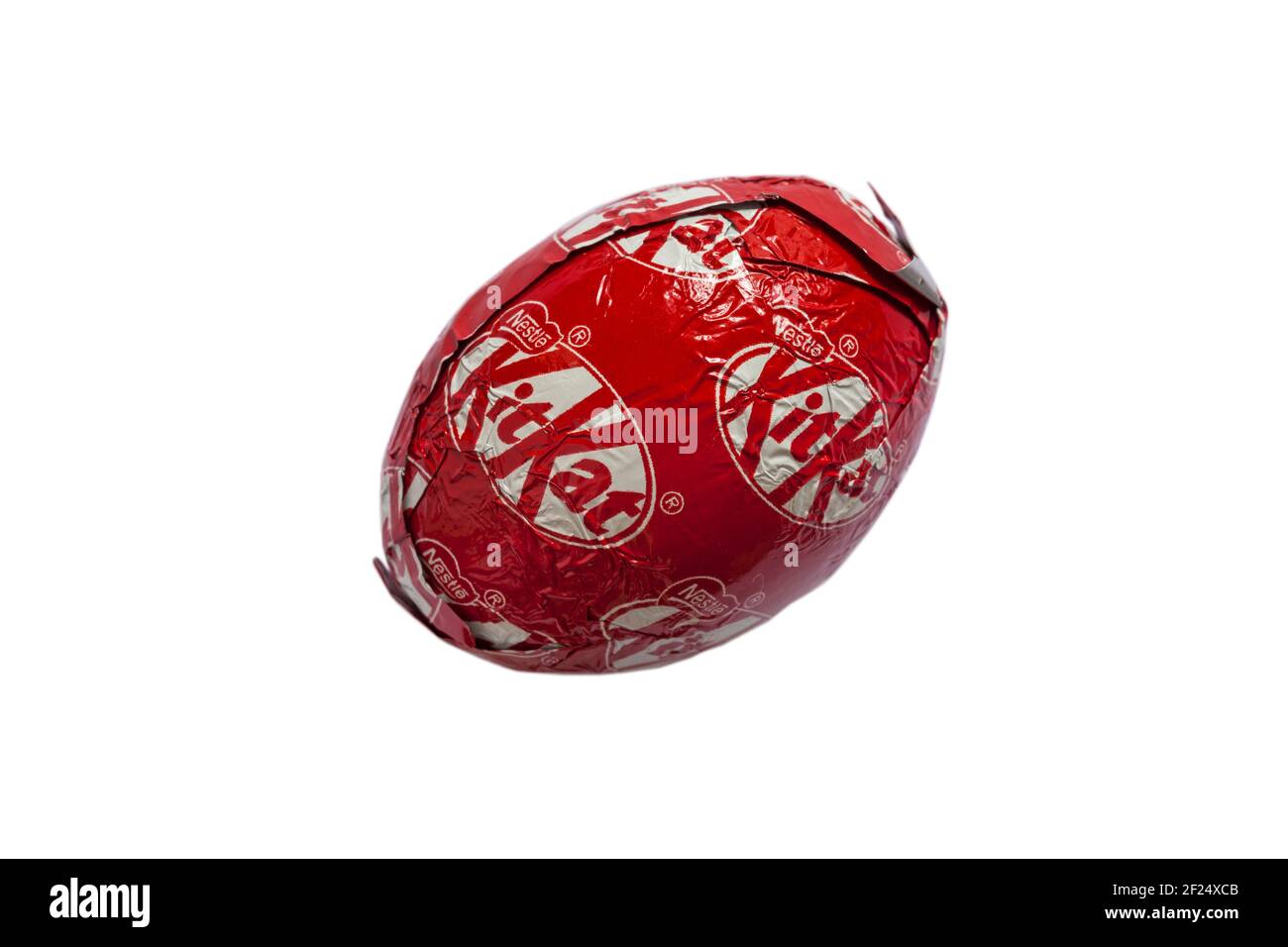KitKat Mini Ei, Kit Kat Mini Ei, Folie isoliert auf weißem Hintergrund gewickelt - bereit für Ostern Stockfoto