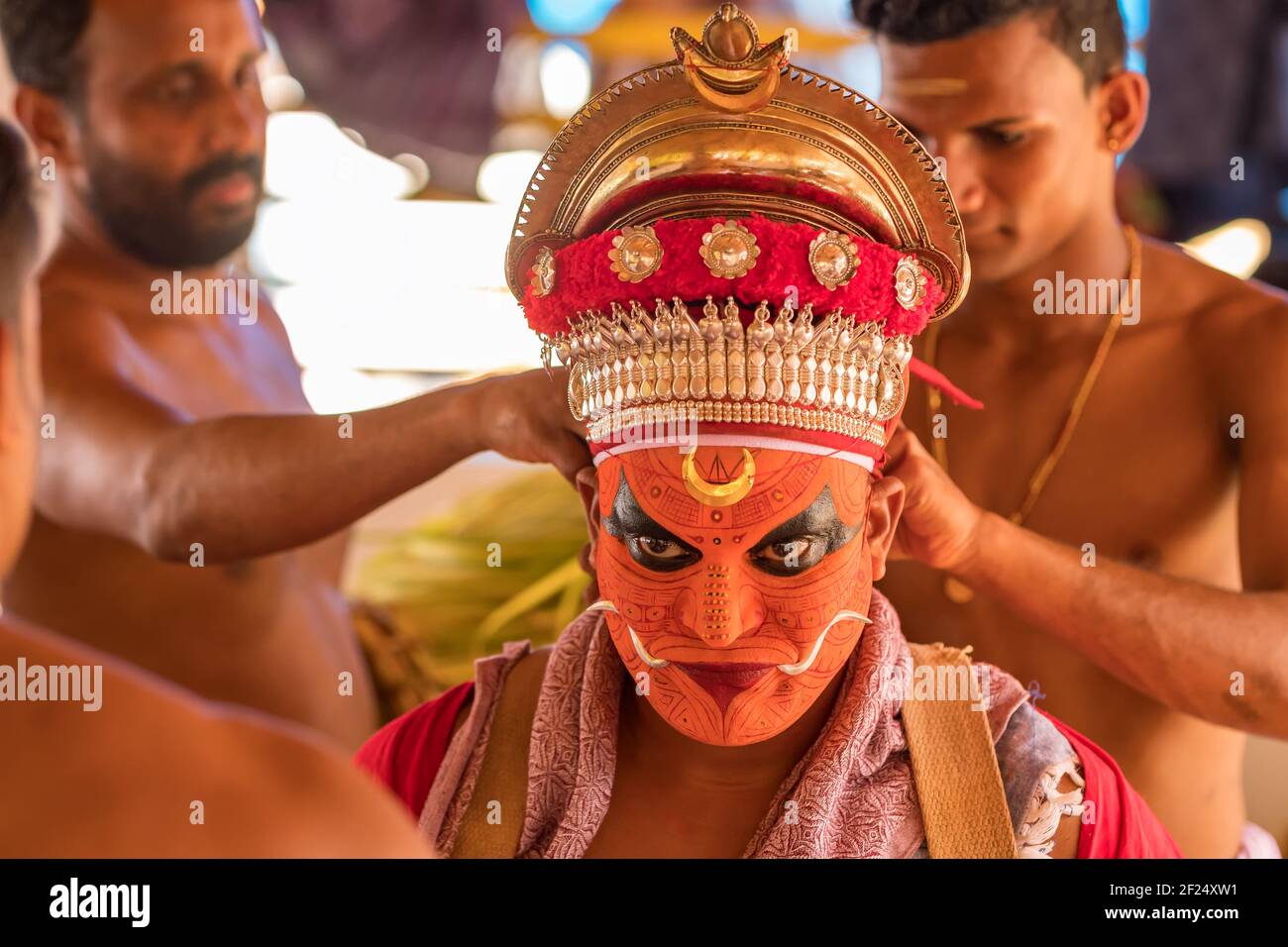 Payyanur, Indien - 5. Dezember 2019: Porträt einer unbekannten Theyyam-Tänzerin während des Tempelfestivals in Payyanur, Kerala, Indien. Theyyam ist ein beliebtes Stockfoto