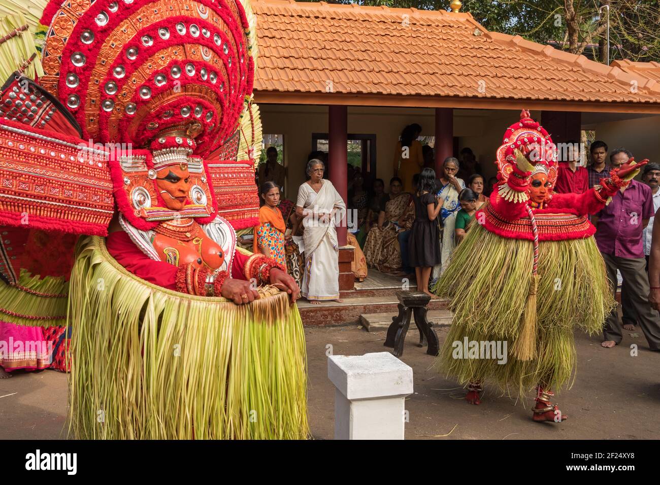 Payyanur, Indien - 5. Dezember 2019: Theyyam Künstler auftreten während Tempelfest in Payyanur, Kerala, Indien. Theyyam ist eine beliebte rituelle Form von Wors Stockfoto