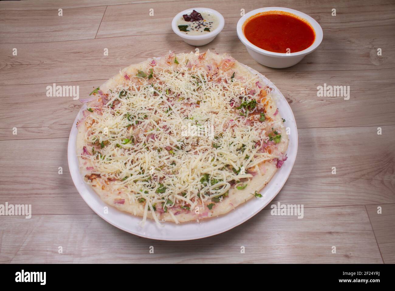 Uthappam Oder Uttapam Ist Eine Art Von Dosa Aus Sudindien Die Dicker Ist Mit Tomaten Zwiebeln Chili Packchen Und Kase Stockfotografie Alamy