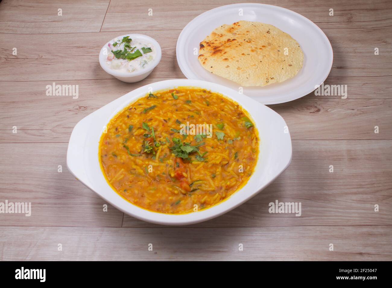 Daal khichadi mit Quark und Papad ein gesundes Abendessen, traditionelle indische Küche. Stockfoto