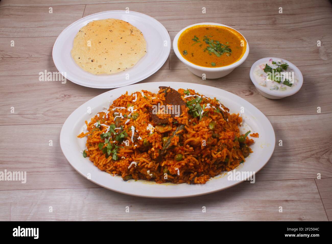 Indisches Gemüsepulav oder Biryani, hergestellt aus Basmati-Reis, serviert in einer Terrakotta-Schüssel. Selektiver Fokus Stockfoto