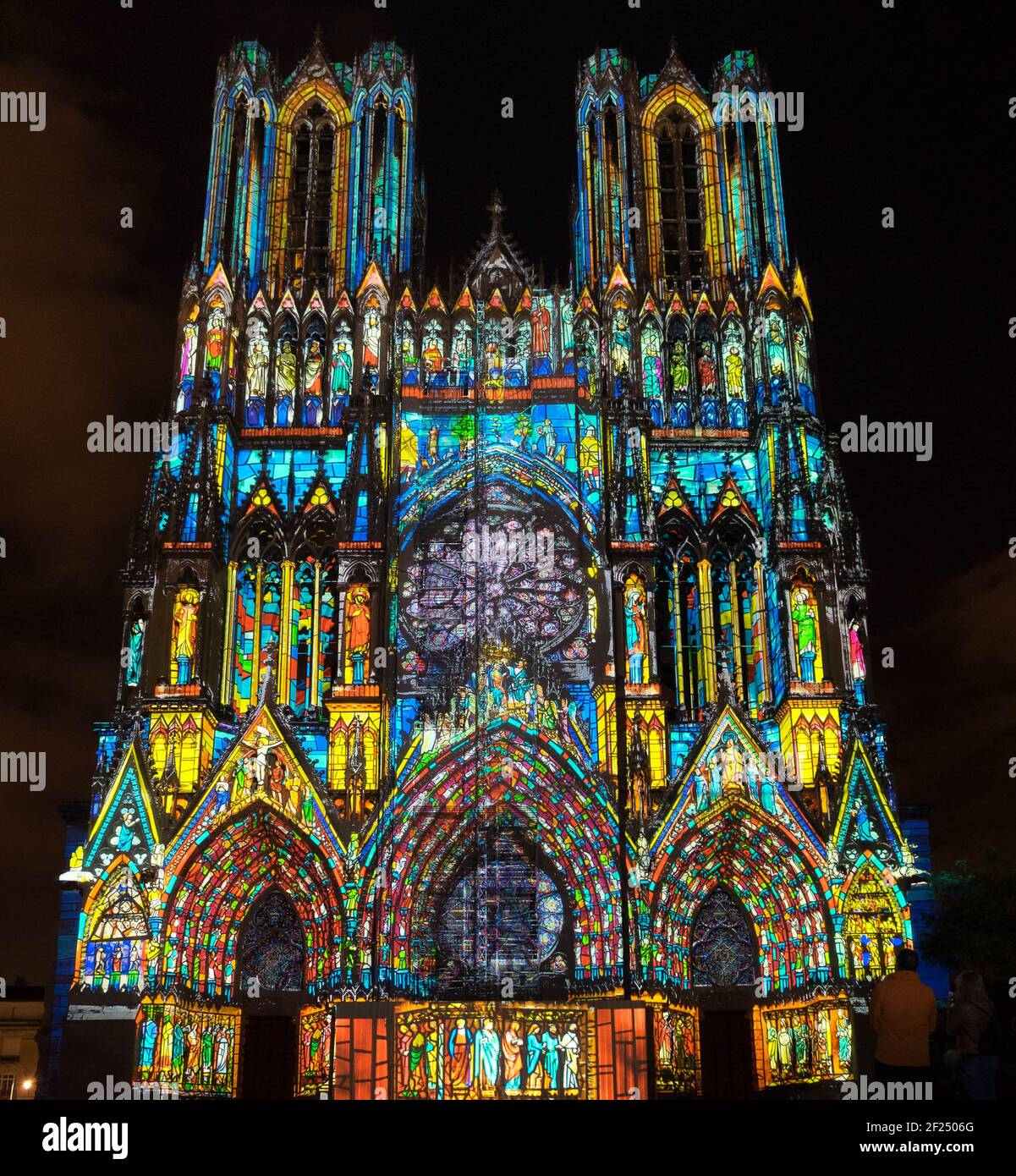 Lichtshow in die Kathedrale von Reims Stockfotografie - Alamy