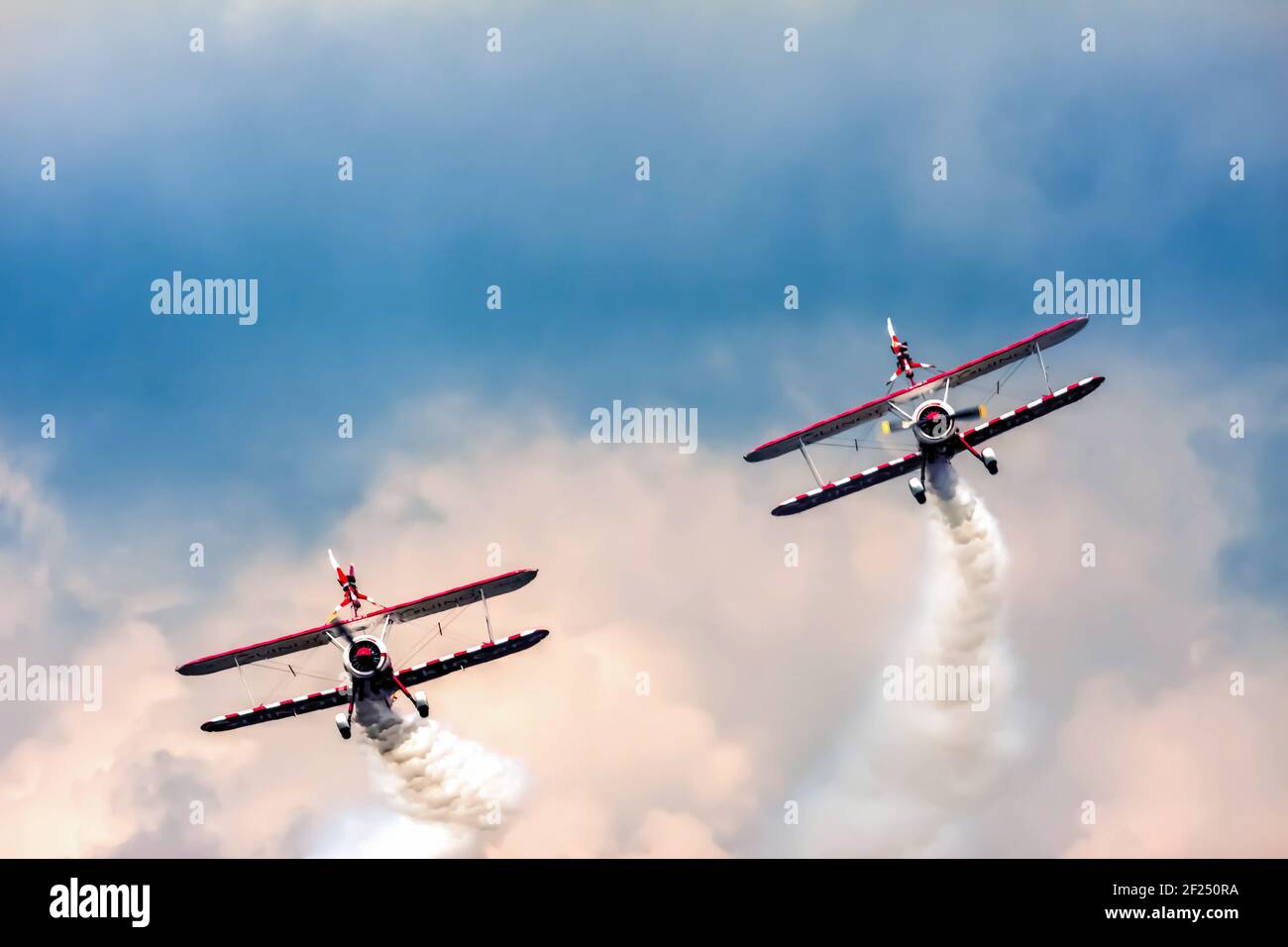 Das Team Guinot Wingwalkers Aerial Display auf der Biggin Hill Airshow Stockfoto