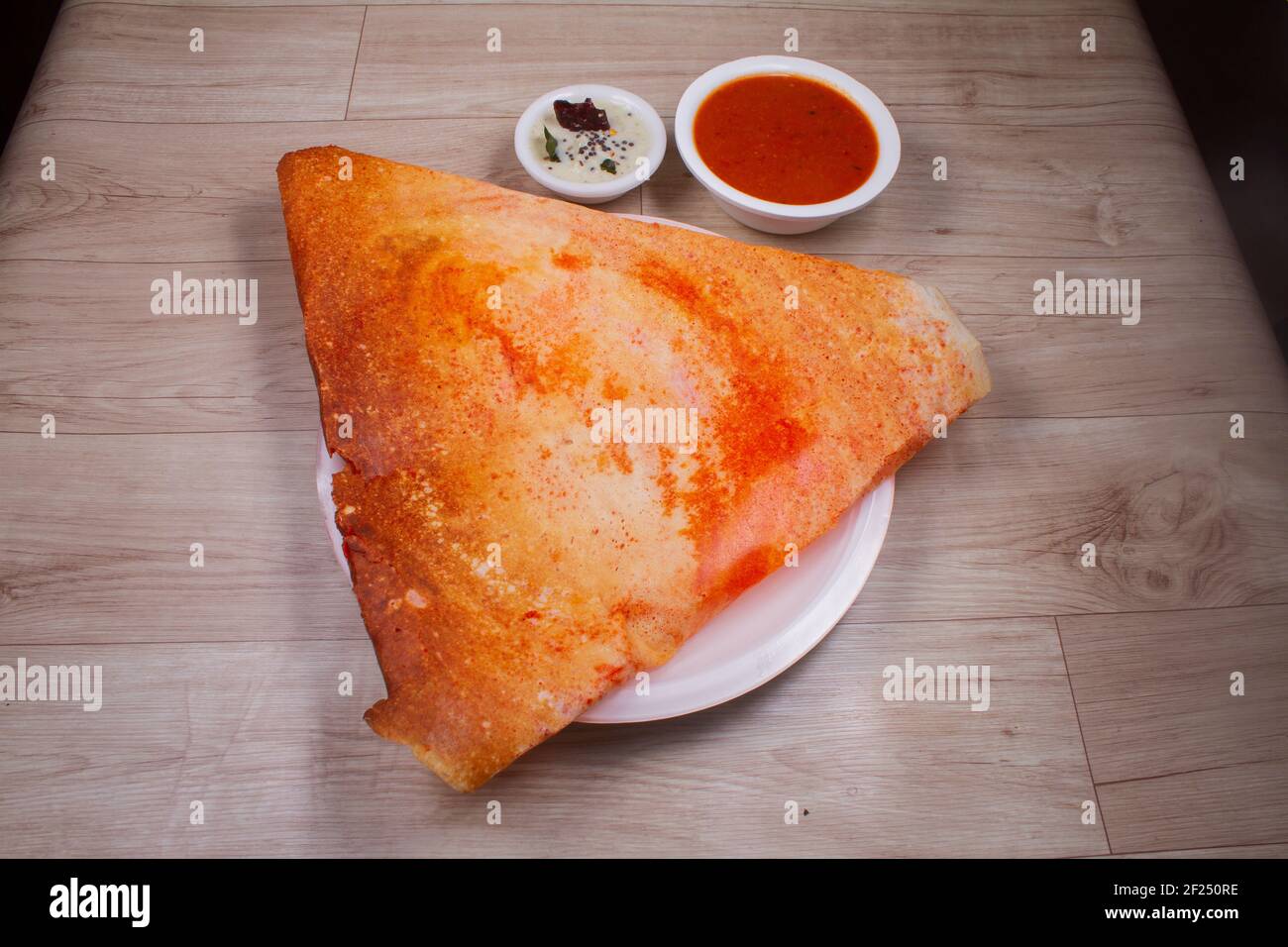 Maisoor Dosa ist ein südindisches Gericht, das mit sambhar und Kokosnussschutt serviert wird. Selektiver Fokus Stockfoto