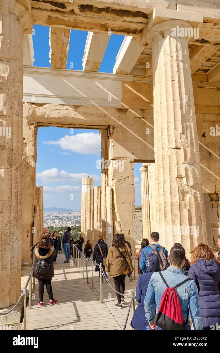 Athen, Griechenland - 16. FEBRUAR 2020 - Propyläa. Der imposante Eingang zur Akropolis. Stockfoto