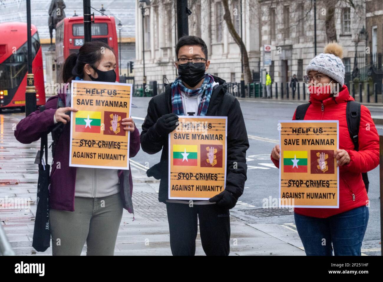 London, Großbritannien. 10th. März 2021. Vor der Downing Street in London fand ein kleiner Protest gegen Myanmar statt. Kredit: Ian Davidson/Alamy Live Nachrichten Stockfoto