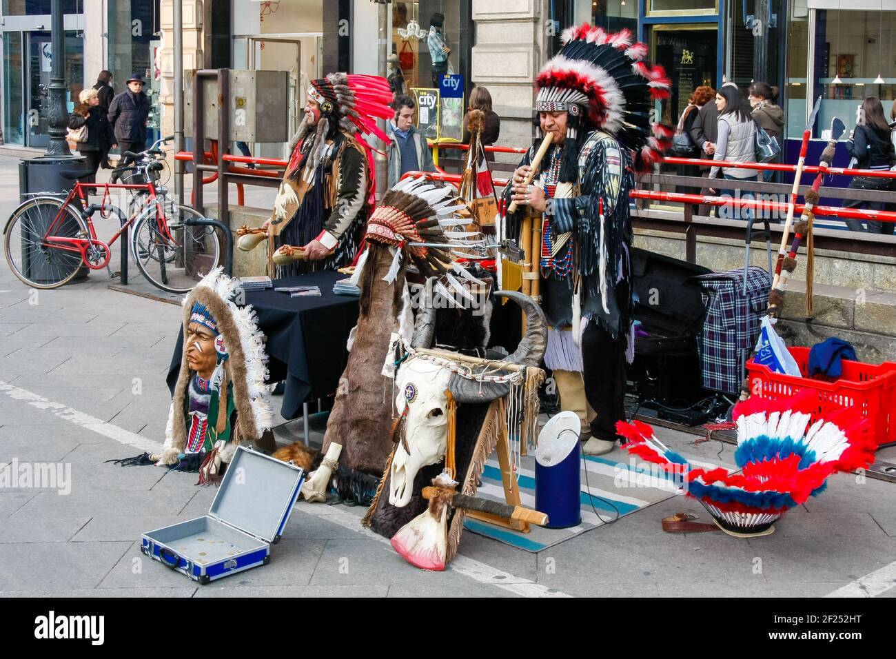 Straßenmusiker verkleidet als rote Indianer Musizieren in Mailand Stockfoto