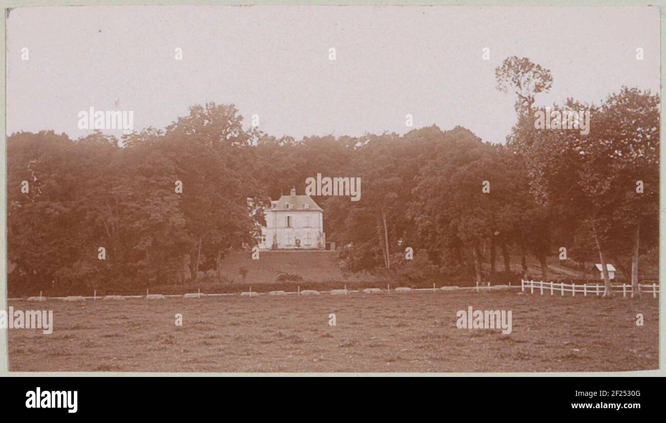 Blick auf ein Landhaus in Waldgebiet, vermutlich in Italien oder Frankreich.Teil eines französischen Amateurfotografen Fotoalbum mit Sehenswürdigkeiten in Frankreich, der Schweiz und Italien. Stockfoto