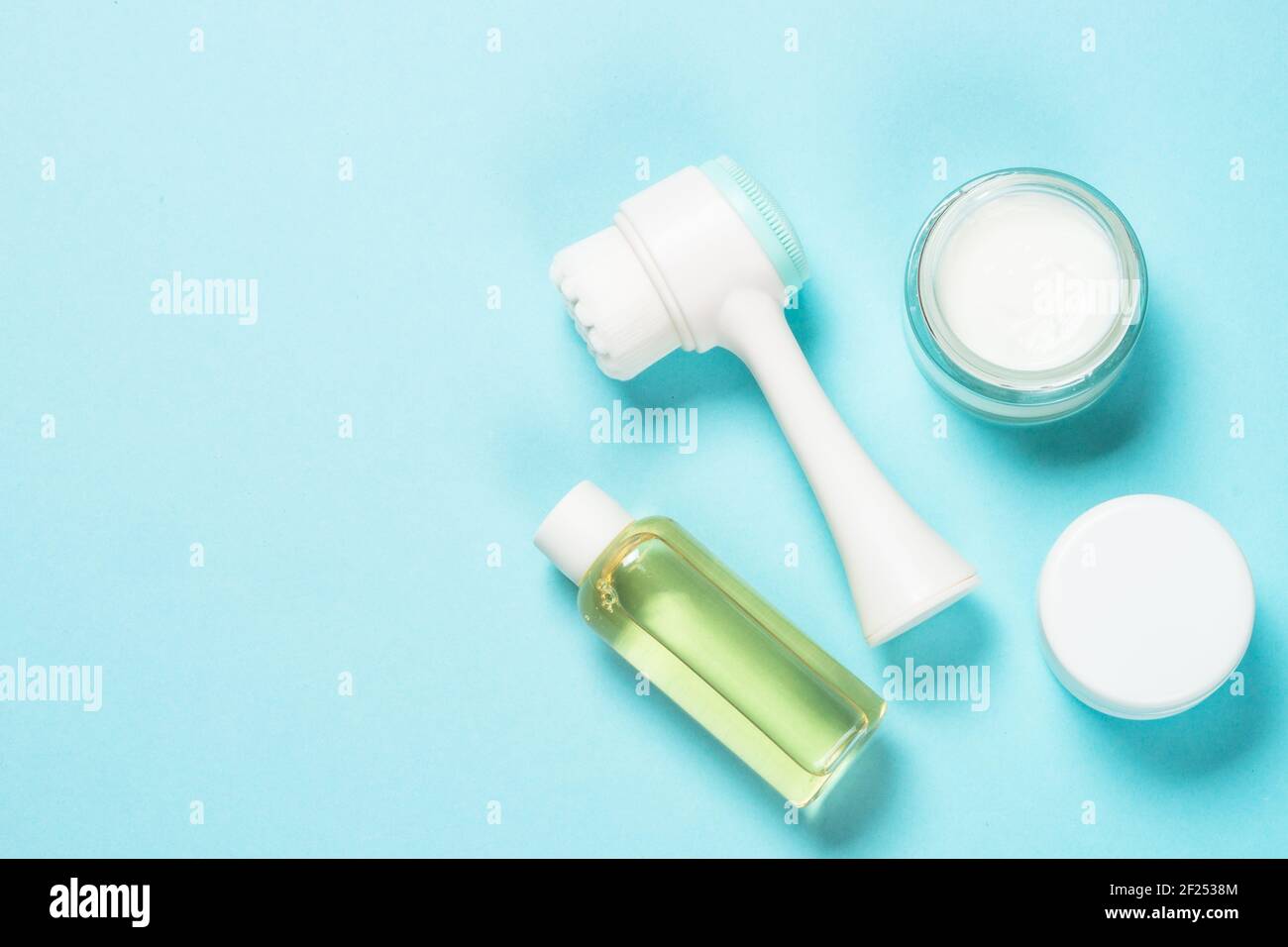 Hautpflegeprodukt auf blauem Hintergrund. Stockfoto