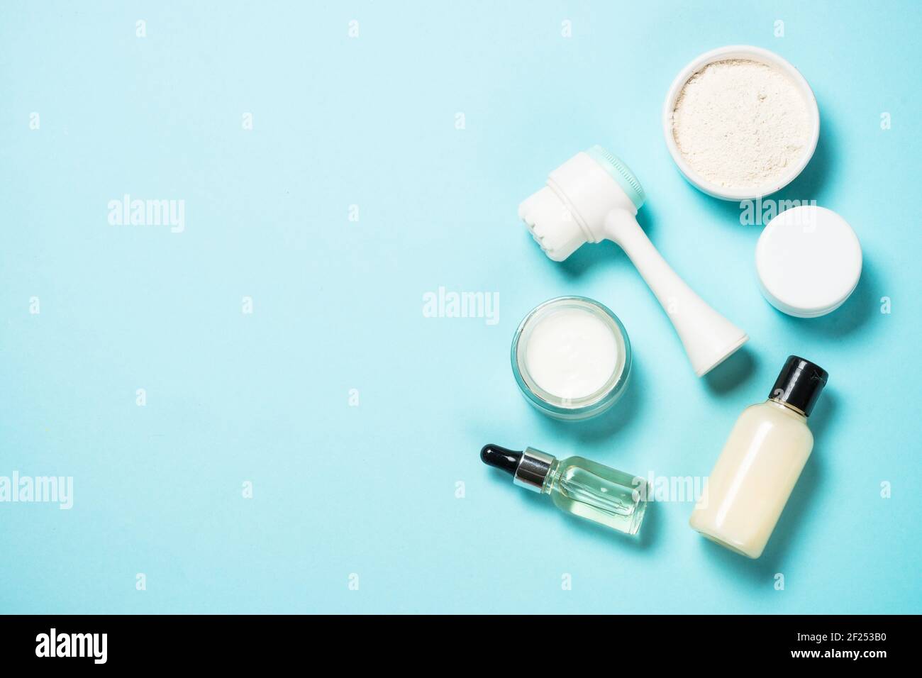 Hautpflegeprodukt auf blauem Hintergrund. Stockfoto