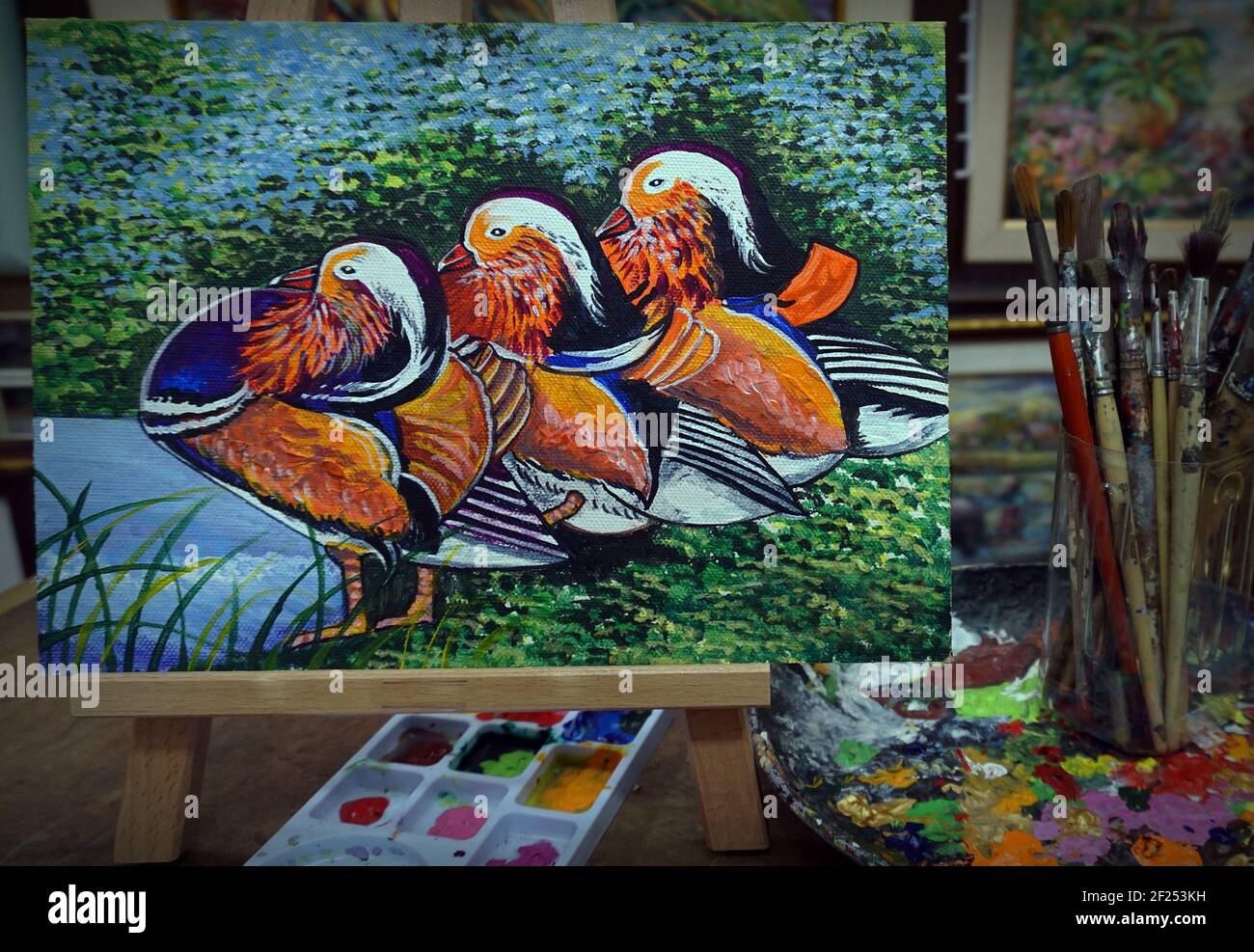 Ölfarbe Palette , Pinsel , Kunstmalerei Acrylfarbe Mandarinente Stockfoto