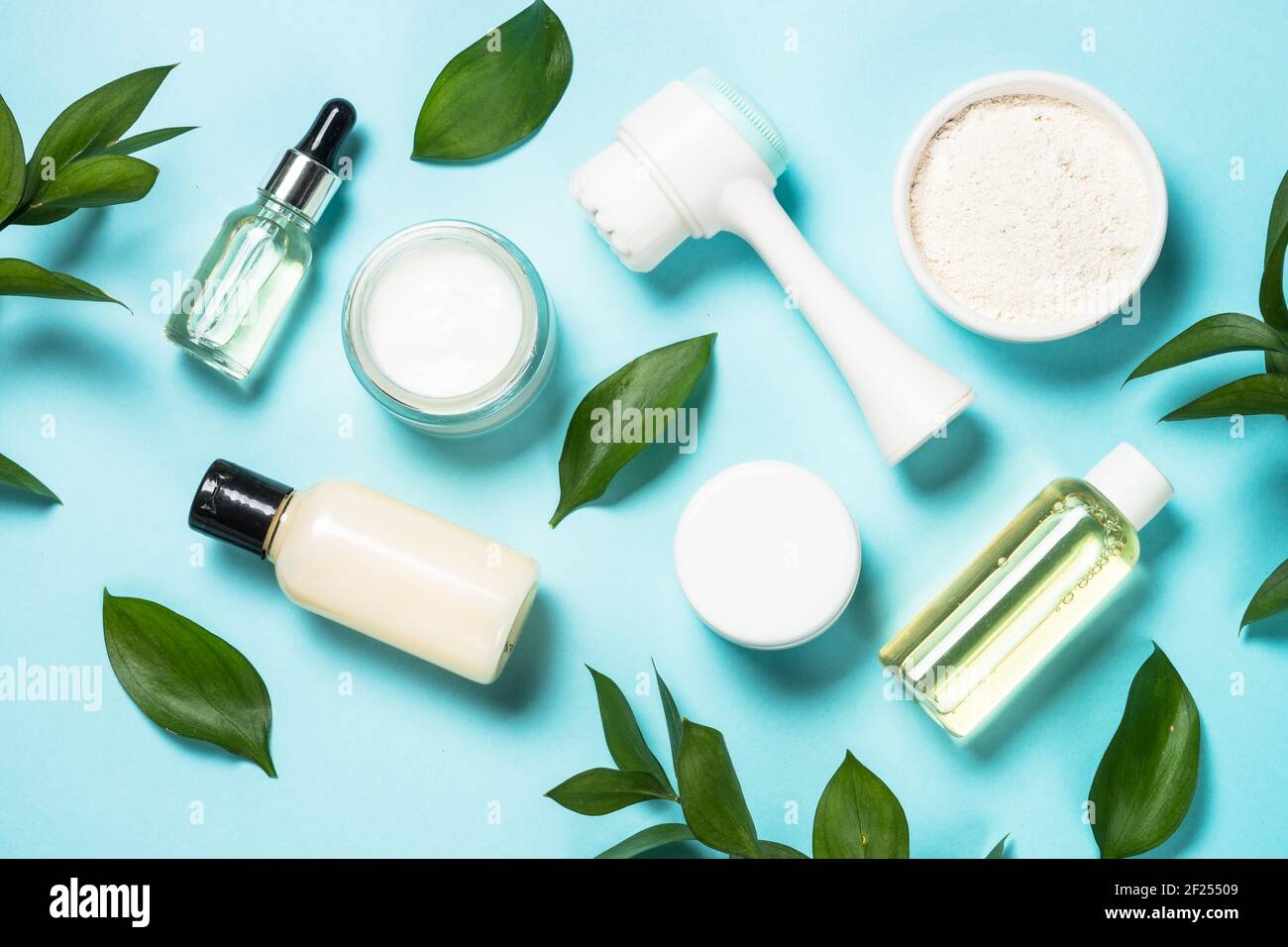 Hautpflegeprodukt auf blauem Hintergrund. Stockfoto