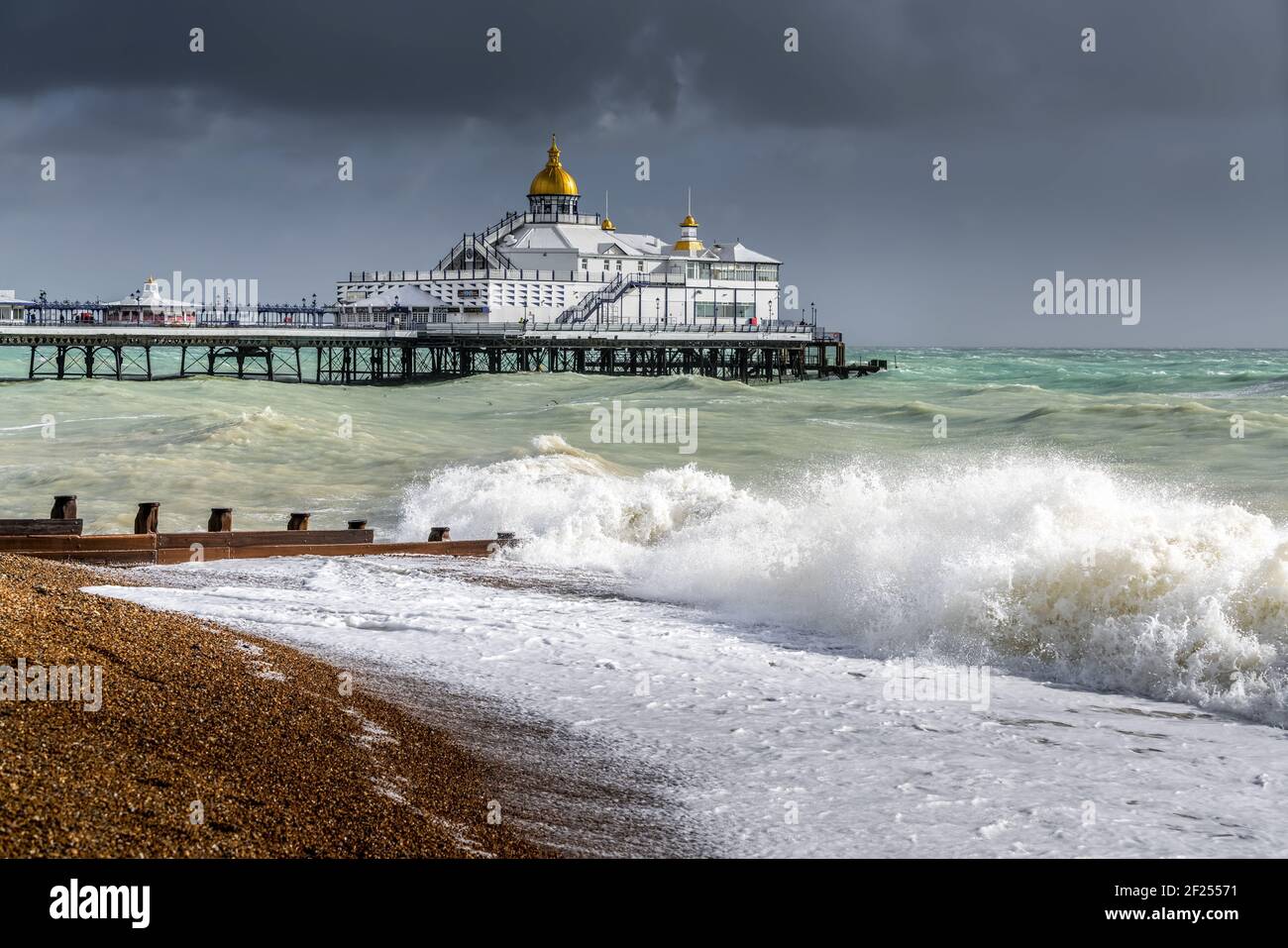 EASTBOURNE, East Sussex/UK - 21. Oktober: Ende des Sturms Brian Racing Vergangenheit Eastbourne Pier in East Sussex am 21. Oktober 2017 Stockfoto