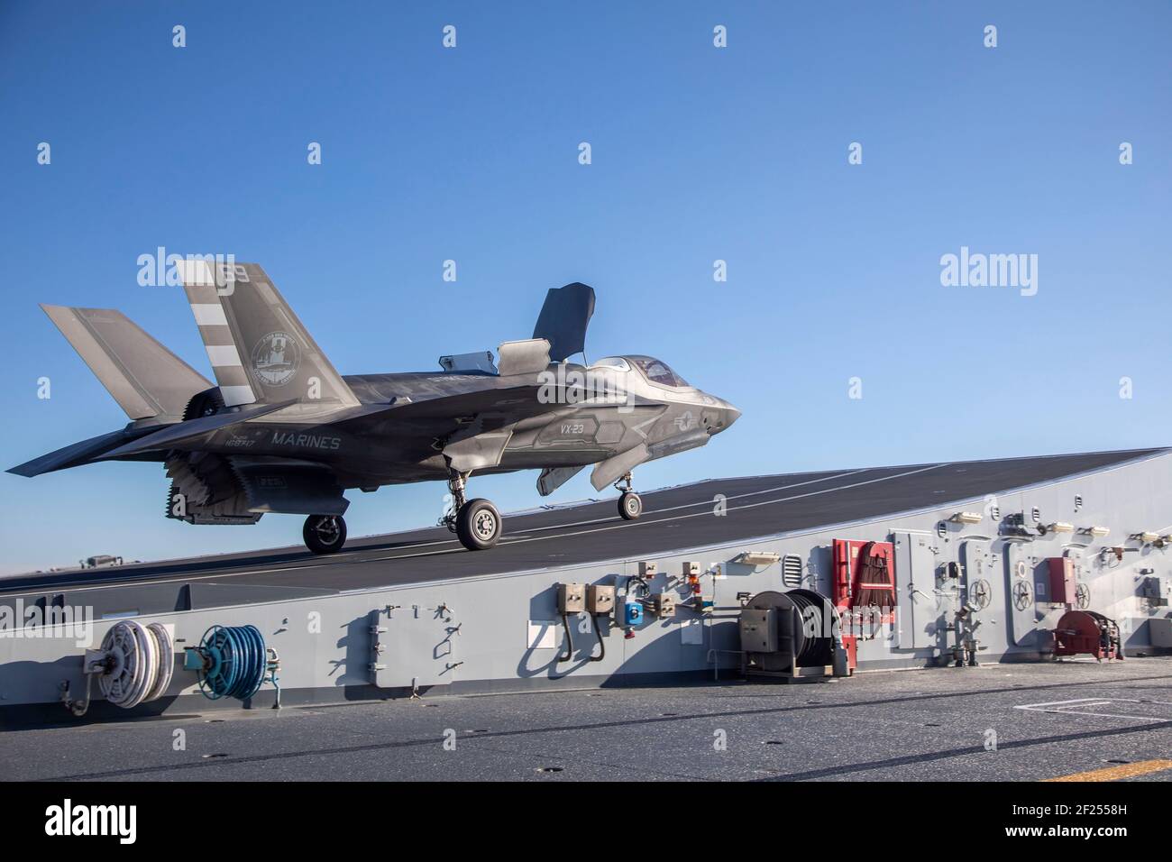 US Marine F-35 Stealth-Jagdversuchspilot Maj. Brad Leeman führt einen Skisprungstart an Bord der italienischen Marine Flaggschiff-Flugzeugträger SEINE Cavour während der Carrier-Qualifikationen im Atlantischen Ozean 3. März 2021, vor der Küste von Norfolk, Virginia. Stockfoto