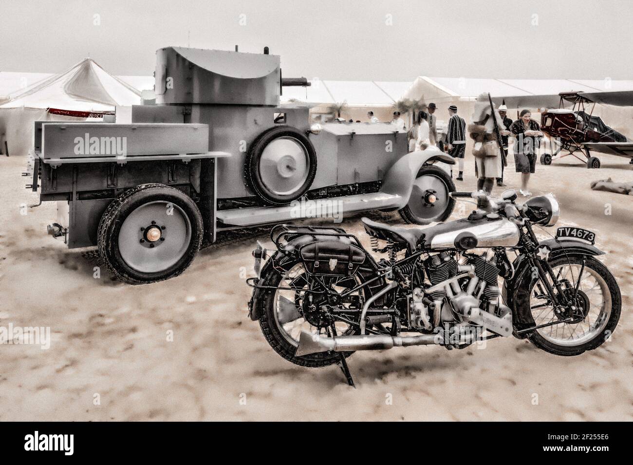 Old Brough Superior Motorrad und ein gepanzertes Auto bei Goodwood Stockfoto