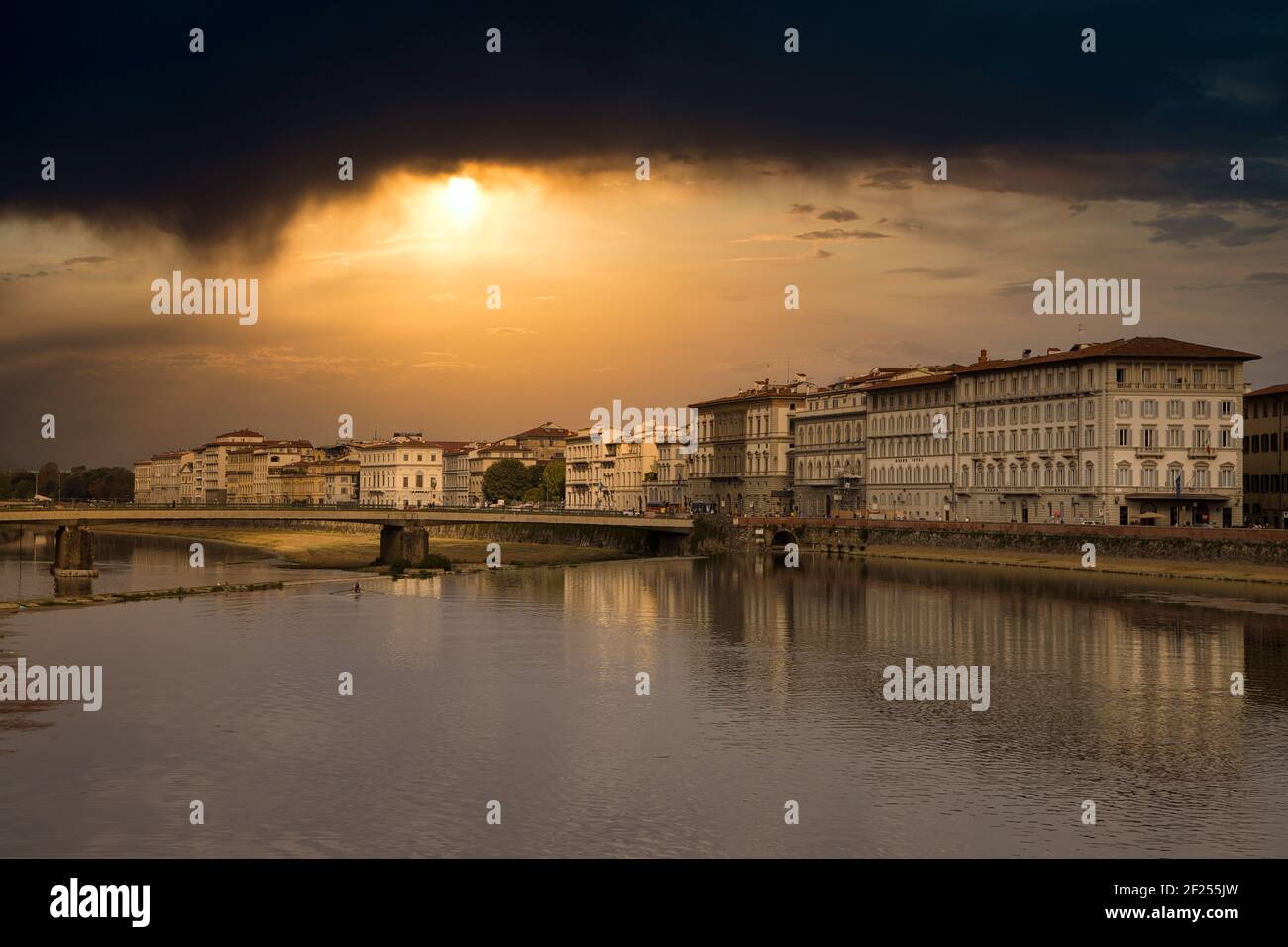 FLORENZ, TOSKANA/ITALIEN - OKTOBER 20 : Blick auf Gebäude entlang und über den Arno in Florenz am 20. Oktober 2019. Unide Stockfoto