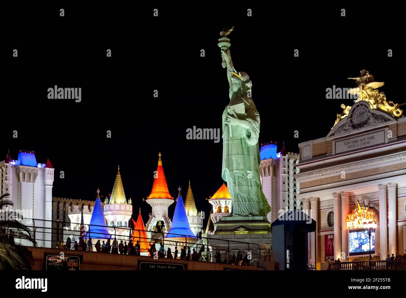 Nachbildung der Freiheitsstatue bei Nacht in Las Vegas Stockfoto