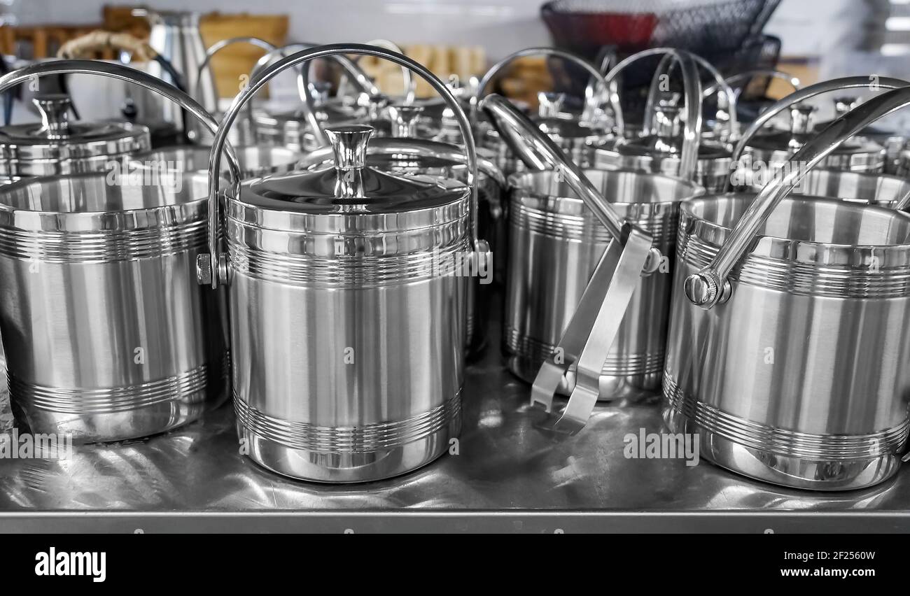 Stahlzuckerschalen auf Stahlhintergrund. Küchengeräte im Restaurant. Stockfoto