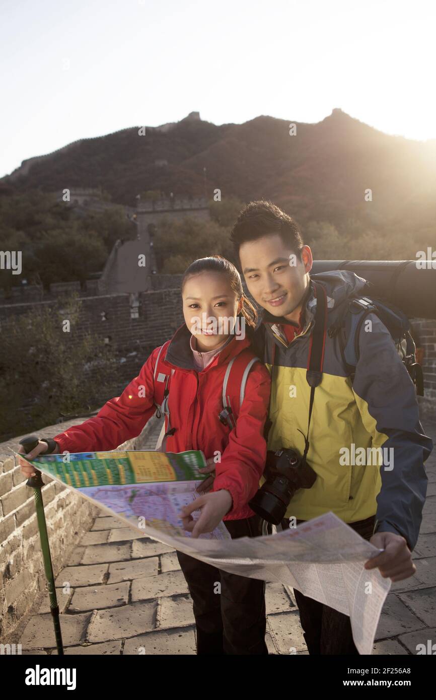 Junge Paare in der Touristikkarte der Chinesischen Mauer Stockfoto