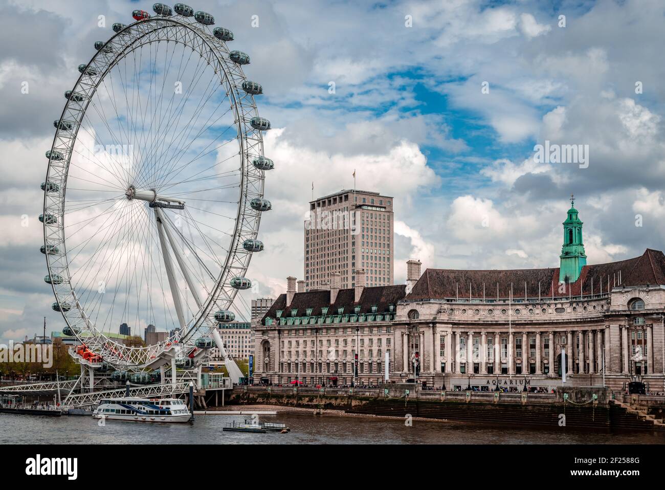 London, UK - April 22 2014: Blick auf das London Eye, das Aquarium und andere Gebäude in Southbank. Stockfoto