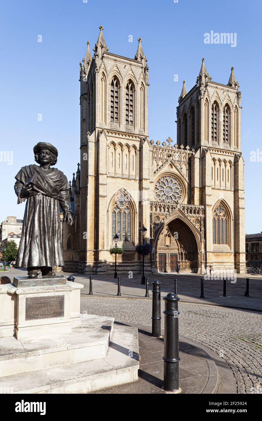 Die Statue von Rajah Rammohun Roy vor der Kathedrale, College Green, Bristol, Großbritannien Stockfoto