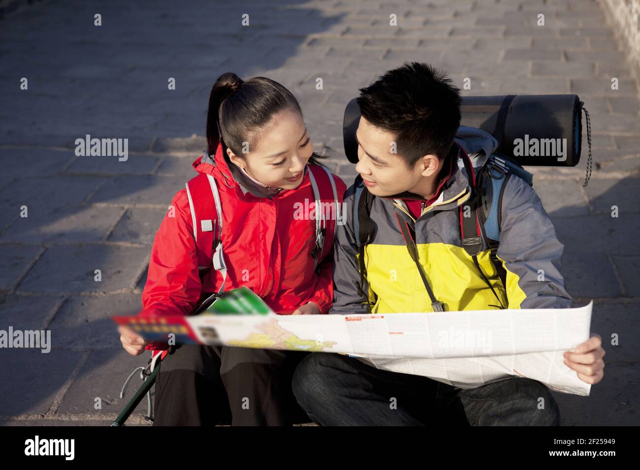 Junge Paare in der Touristikkarte der Chinesischen Mauer Stockfoto