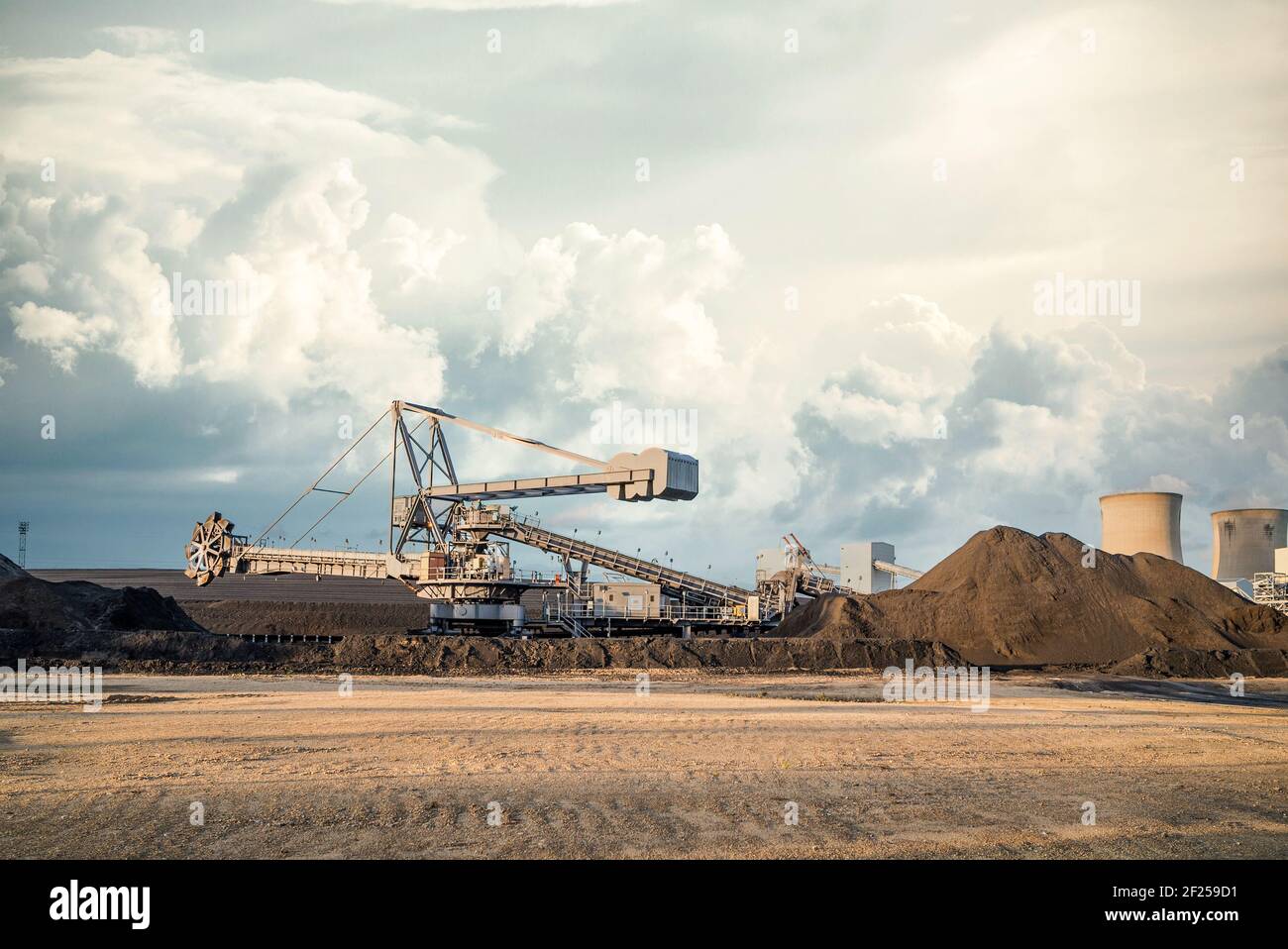 Schaufelradmaschine großen Surface Mining Bagger bei UK Power Station, die in offenen Gusenhaufen und Kohlenstapeln arbeitet Im Koalfeld dramatischen Wolkenhimmel Stockfoto