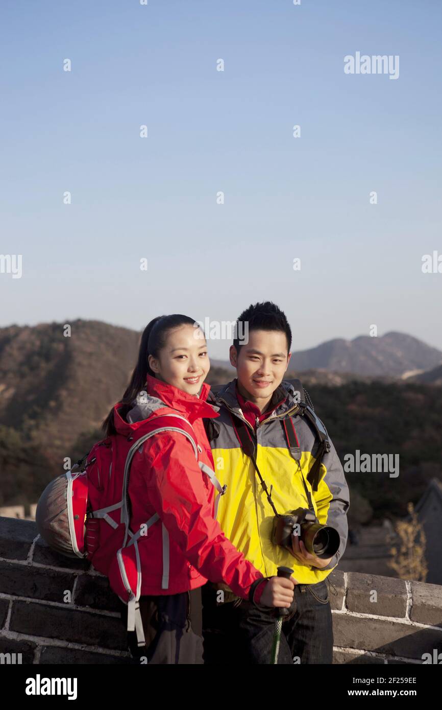 Junge Paare in der Großen Mauer Tourismus Stockfoto