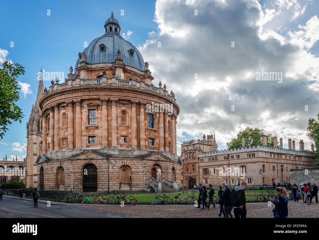 Die Radcliffe-Kamera, die 1749 zur Unterkunft der Radcliffe Science Library gebaut wurde. Die Bodleian Bibliothek befindet sich auf der rechten Seite. Stockfoto