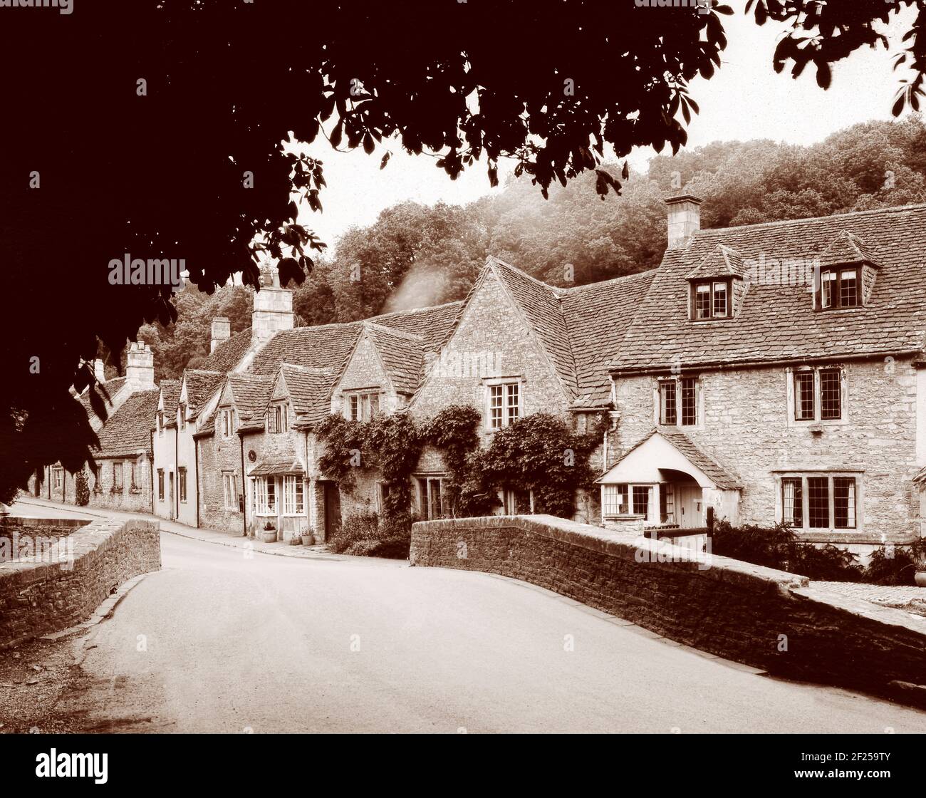 Ein sepiafarbtes Bild des Cotswold-Dorfes Castle Combe, Wiltshire UK - das Bild wurde 1998 auf einem 5'x4' Papiernegativ aufgenommen. Stockfoto