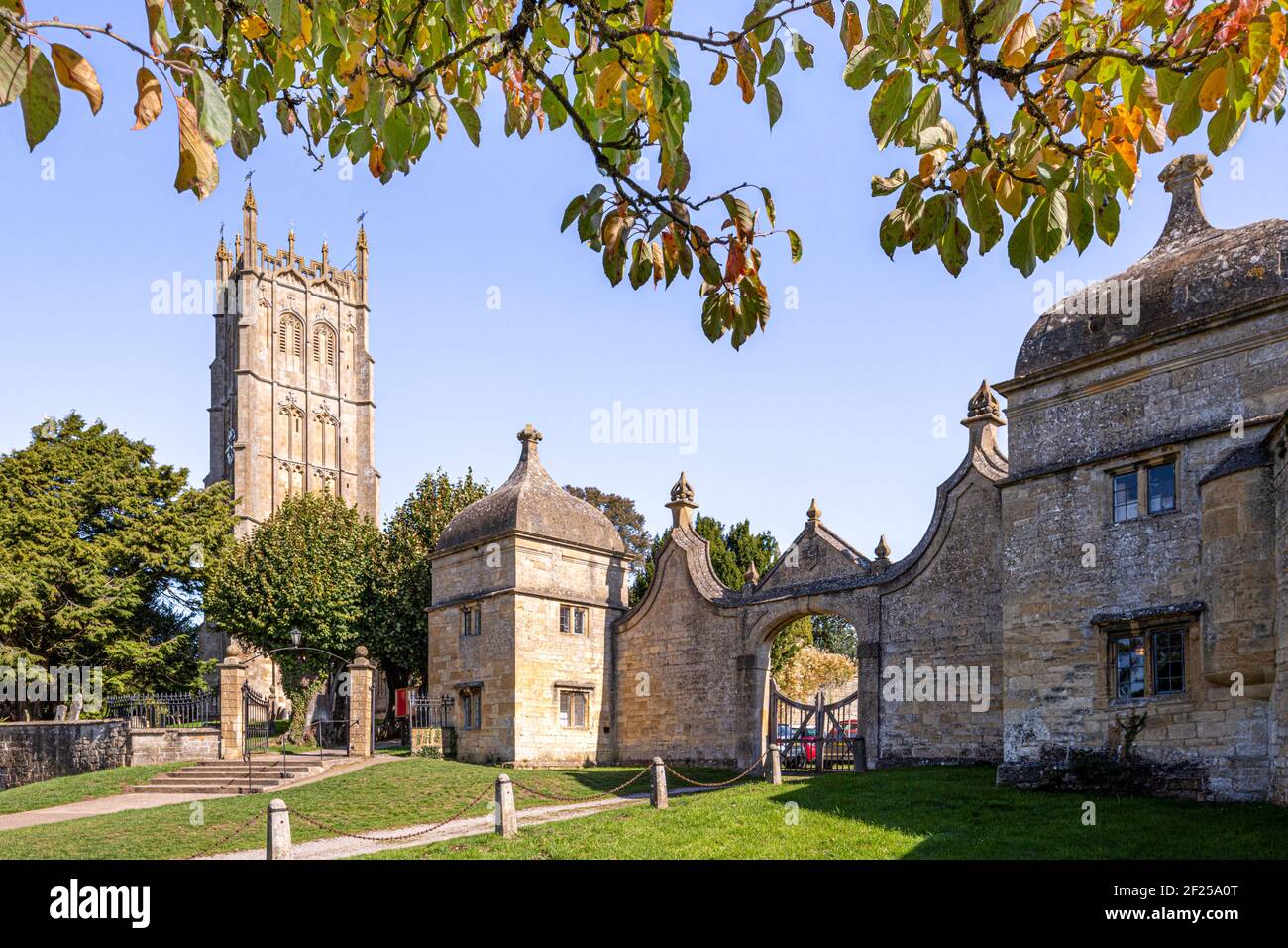 Herbst in den Cotswolds - St James Kirche und die Jacoban Lodges zu Campden House in der Cotswold Stadt Chipping Campden, Gloucestershire UK Stockfoto