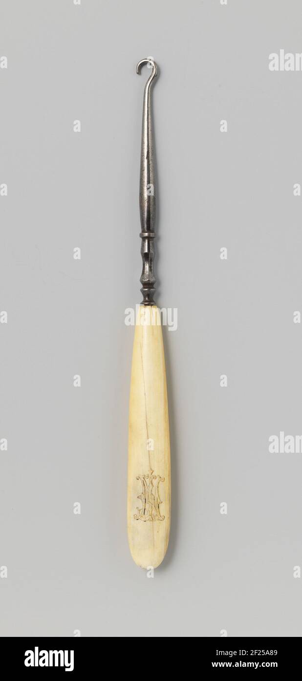 Knöpfe Haken aus Elfenbein mit Monogramm jvn.- Knobby aus Elfenbein mit Monogramm jvn, in bestickter Tasche. Stockfoto
