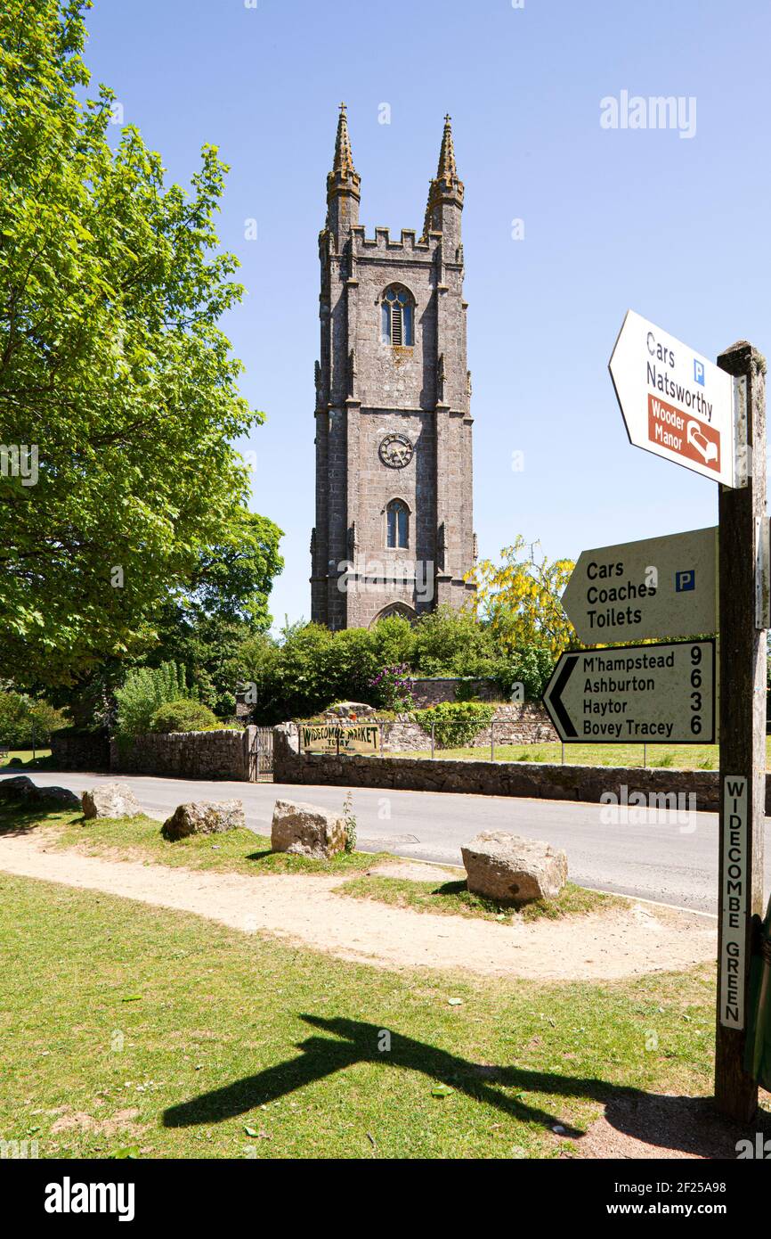 Der bedeutende Turm der St. Pancras Kirche und Dorf grün bei Widecombe in der Moor, Devon, Großbritannien. Verewigt im Volkslied Widecombe Fair. Stockfoto
