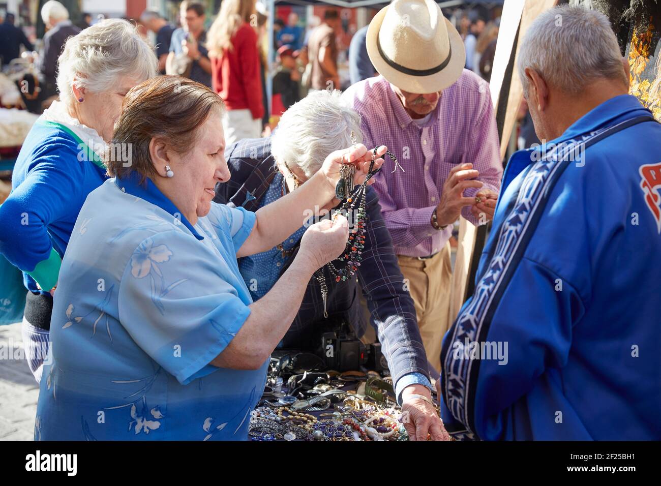 Menschen, die Schmuck, Sevillas ältesten Straßenmarkt, Mercadillo de los Jueves, Donnerstag Markt, , Sevilla, Andalusien, Spanien Stockfoto