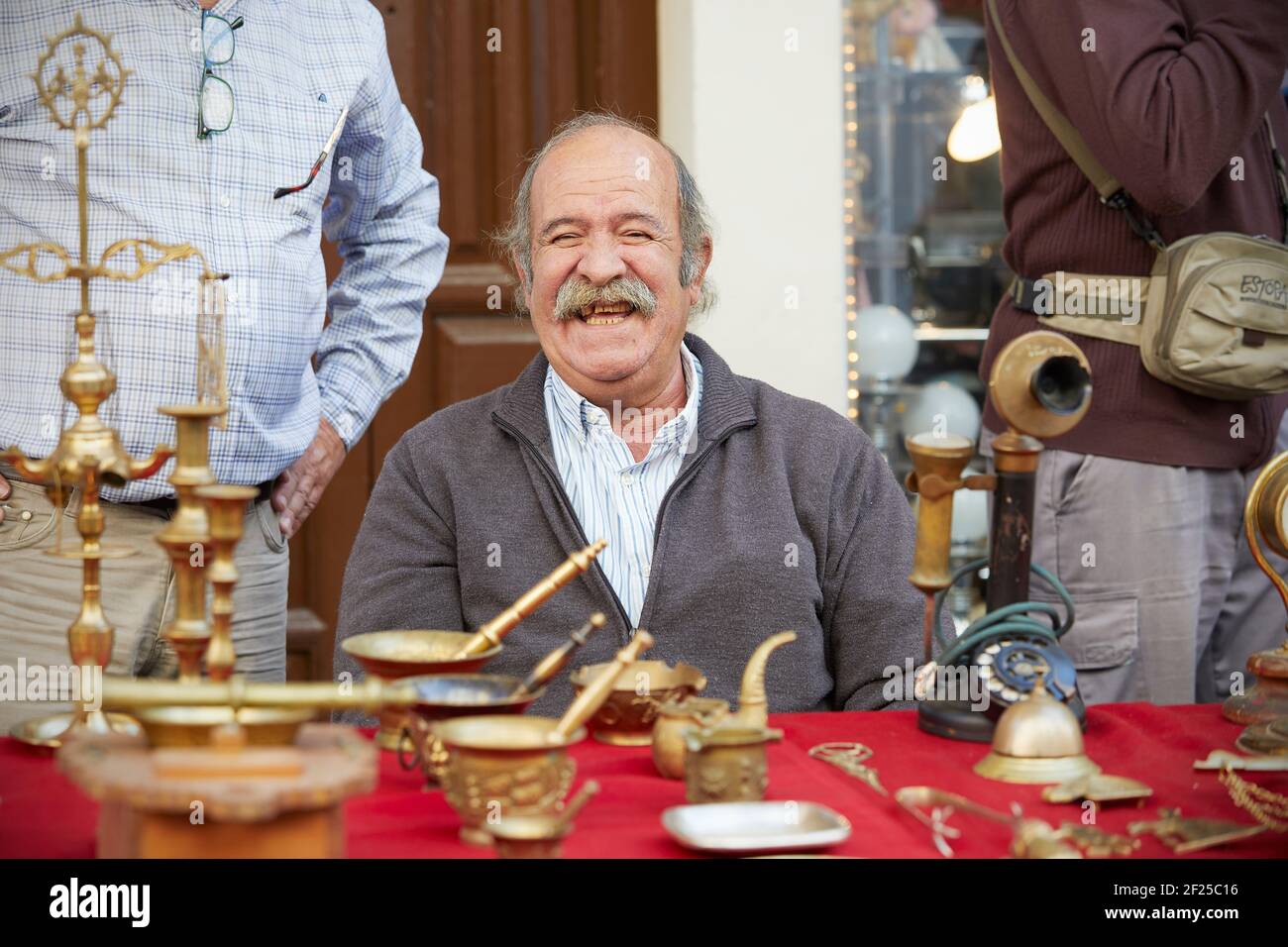 Verkäufer lachend auf Sevillas ältestem Straßenmarkt, Mercadillo de los Jueves, Donnerstagsmarkt, , Sevilla, Andalusien, Spanien Stockfoto