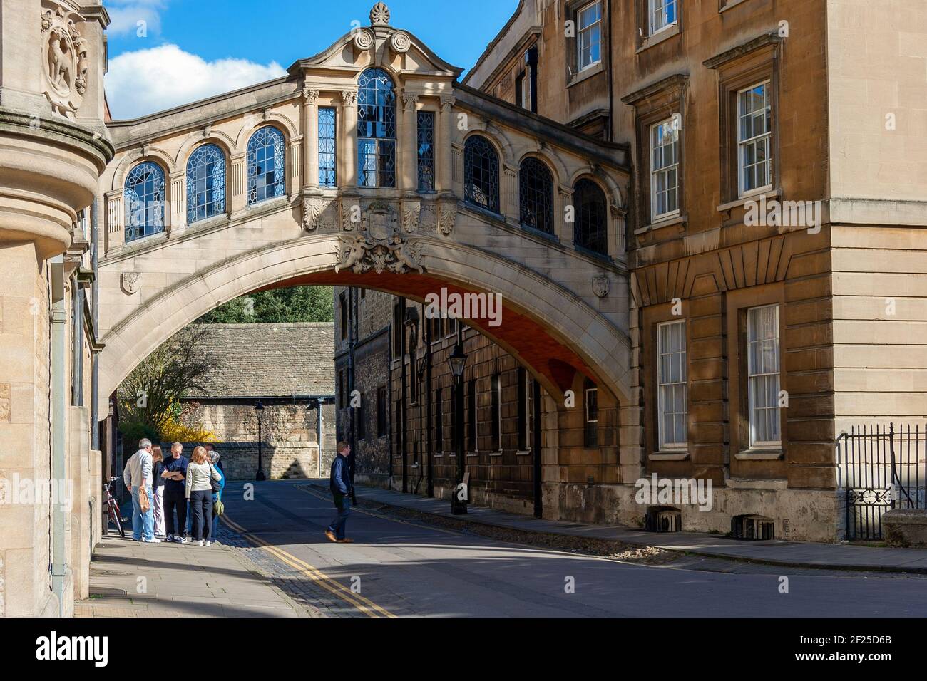 OXFORD, OXFORDSHIRE/UK - MÄRZ 25 : Seufzerbrücke in Oxford am 25. März 2005. Nicht identifizierte Personen Stockfoto