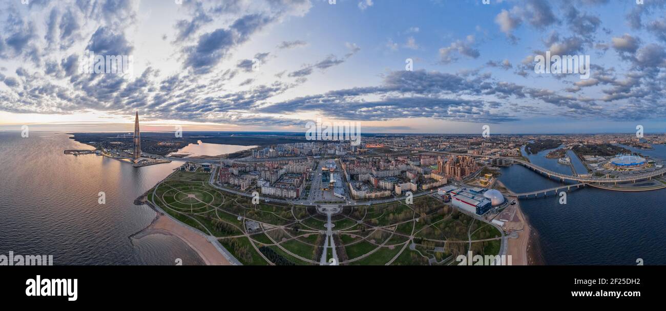 Russland, St.Petersburg, 06. Mai 2020: Luftbild des höchsten Wolkenkratzers in Europa Lakhta Zentrum bei Sonnenuntergang, von Park 300 Jubiläen und Stockfoto