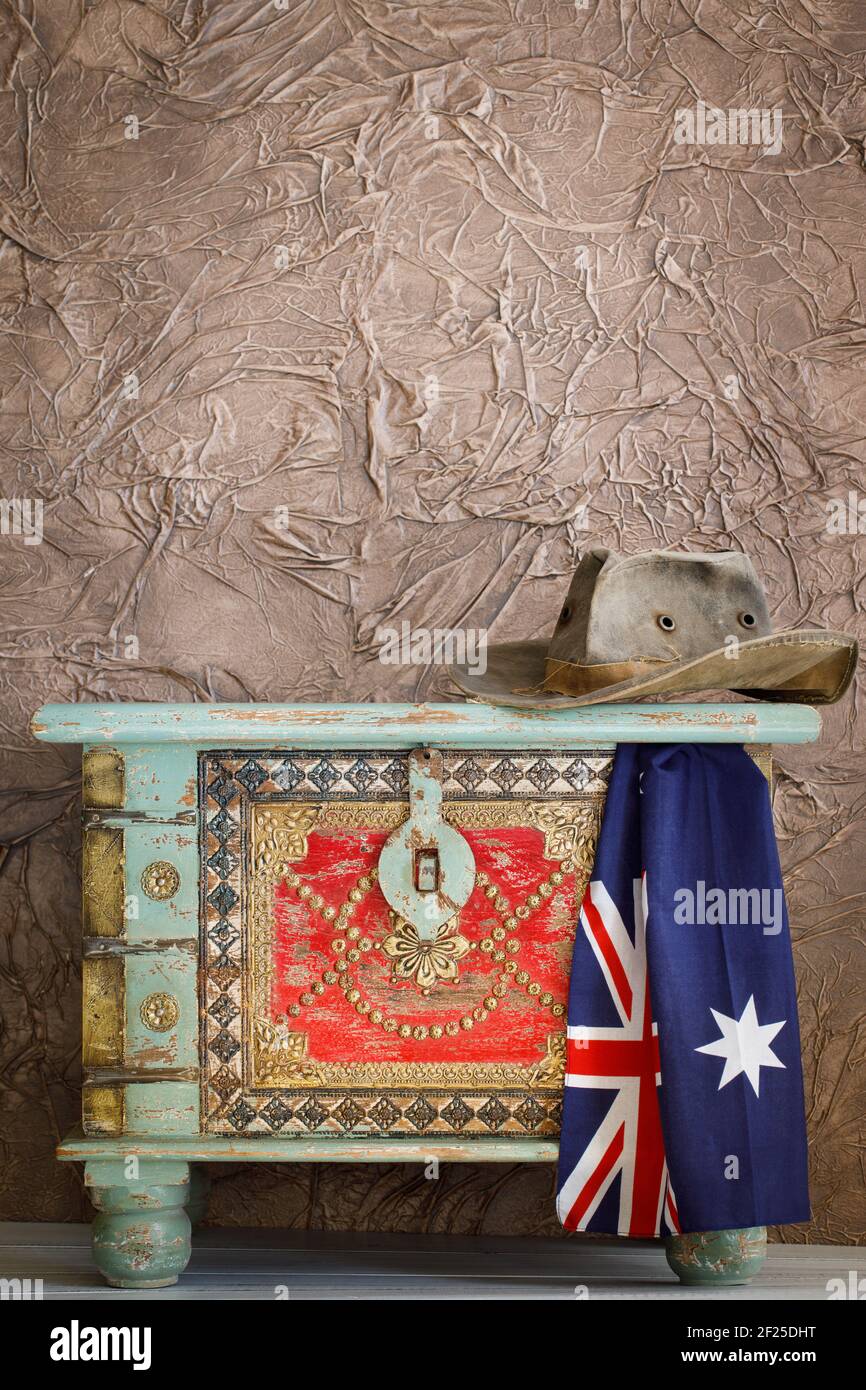 Stylische Piratenbrust mit Reisehut und australischer Flagge, Abenteuer- und Reisekonzept. Leeres Leerzeichen für Text Stockfoto