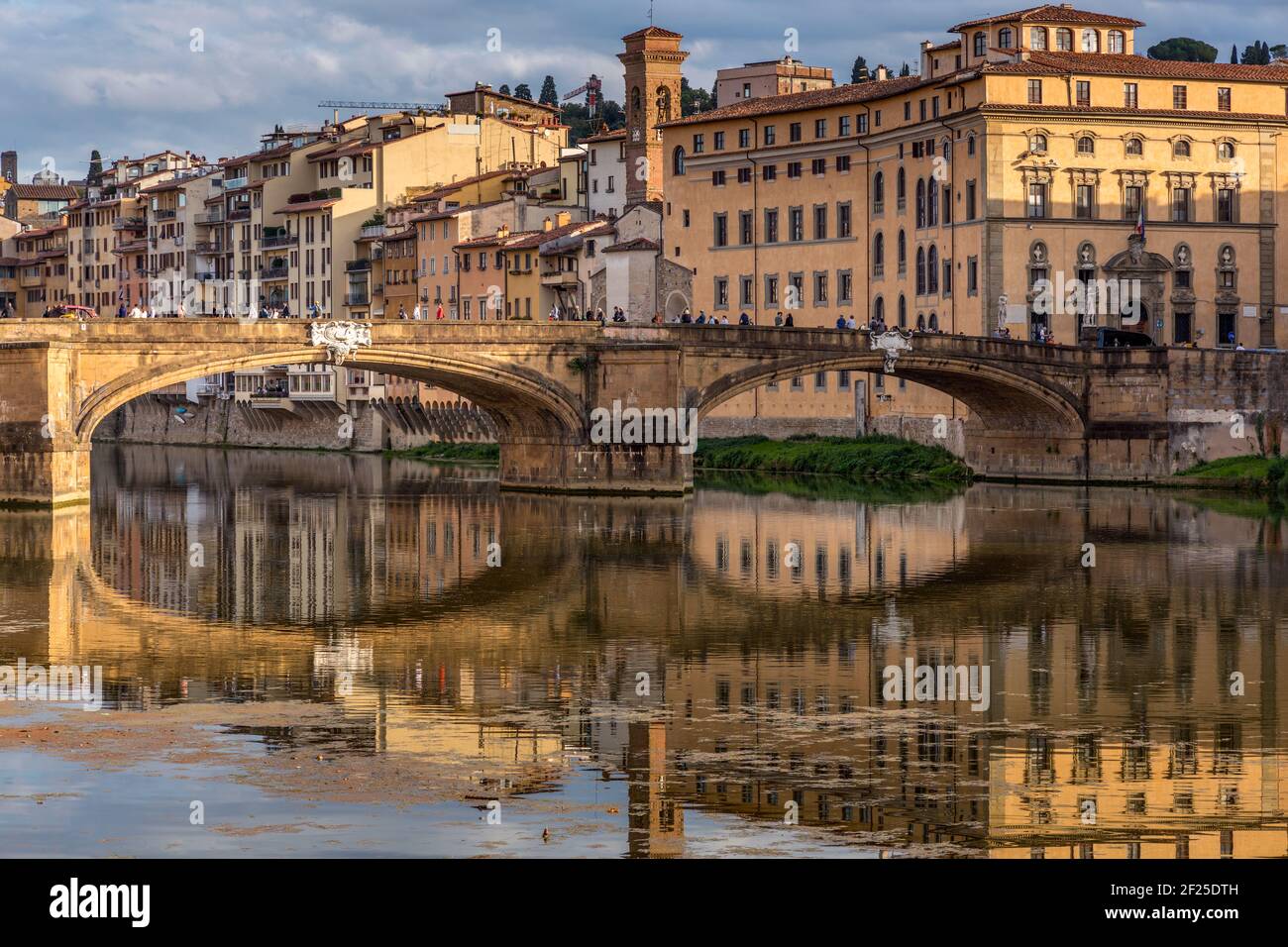 FLORENZ, TOSKANA/ITALIEN - OKTOBER 18 : Blick auf Gebäude entlang und über den Arno in Florenz am 18. Oktober 2019. Unide Stockfoto