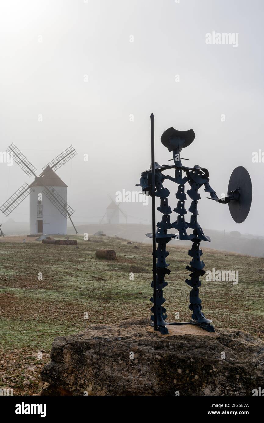 Mota del Cuervo, Spanien - 27. Februar 2021: Die Windmühlen und die Metallstatue von Don Quijote in Mota del Cuervo in La Mancha Stockfoto