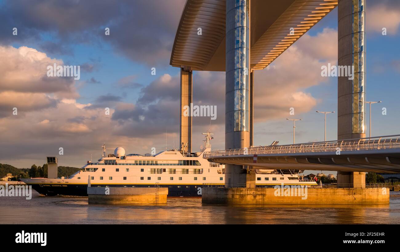 National Geographic Orion, der unter der New Lift Bridge vorbeifährt Bordeaux Stockfoto