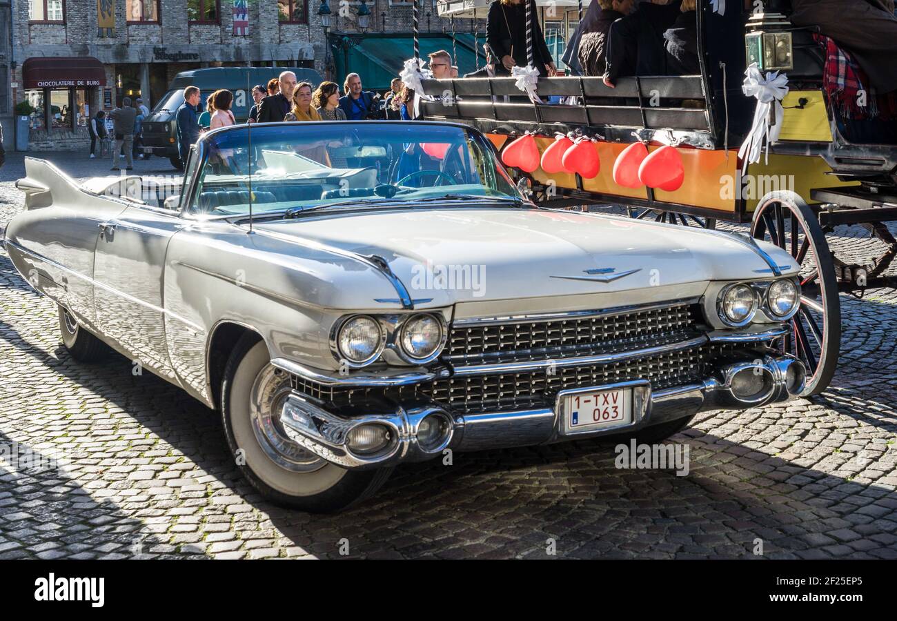 Cadillac Hochzeit Auto Marktplatz Brügge: Stockfoto