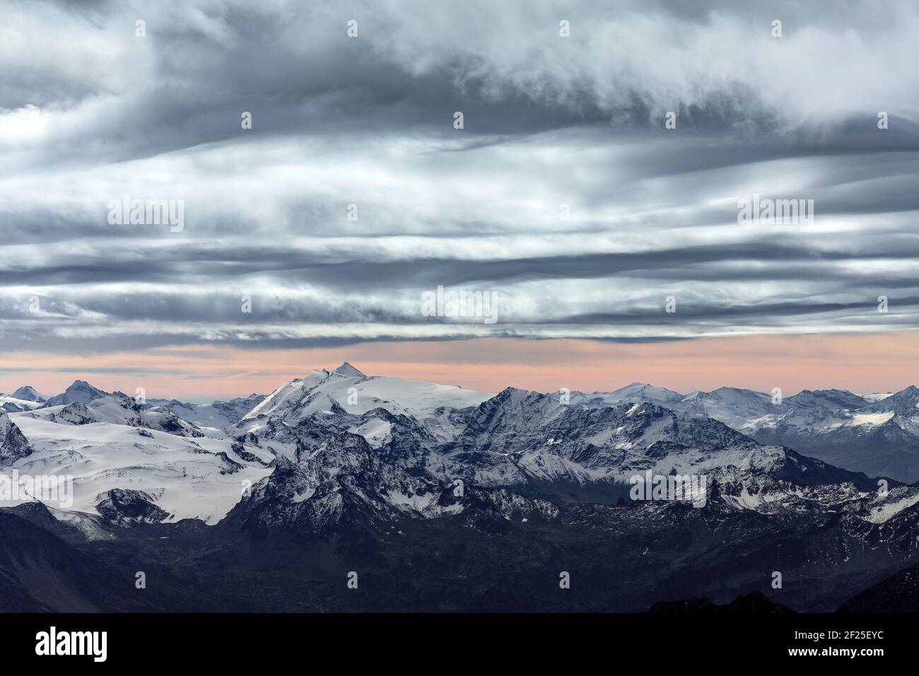 Blick auf die Alpen vom Monte Bianco. Stockfoto