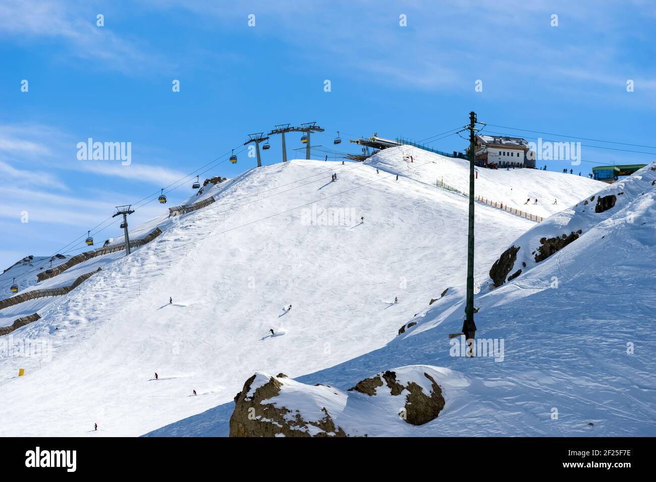 Sessellift in den Dolomiten am Pordoi Stockfoto