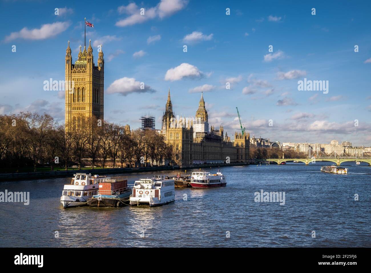 Blick entlang der Themse zu den Houses of Parliament Stockfoto