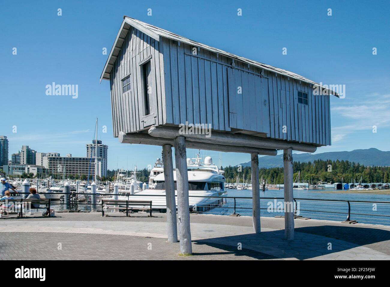 VANCOUVER, BC, KANADA - 14. AUG 2007 - das Aluminiumkunstwerk LightShed der kanadischen Bildhauerin Liz Magor befindet sich in Coal Harbour, Vanco Stockfoto