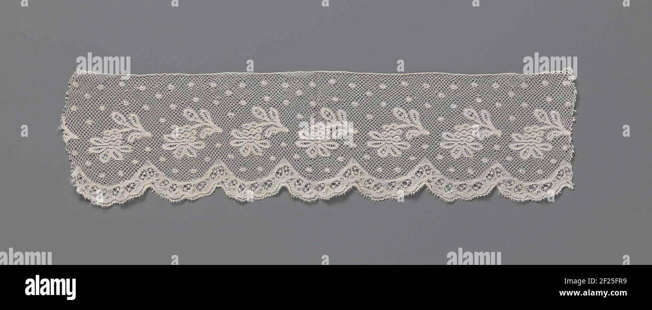 Strook kloskant met kromme takjes.auf einer groben und Wiesen masching (quadratische Maschen), über einer halbrunden Schale, ist ein offenes Muster eines überhängenden Zweig mit einer Blume. Der Streifen besteht aus vier zusammengenähten Teilen, die 1966 mit einem ähnlichen, aber nicht identischen Muster zu einem Streifen gesetzt werden. Valenciennes Seite. Stockfoto