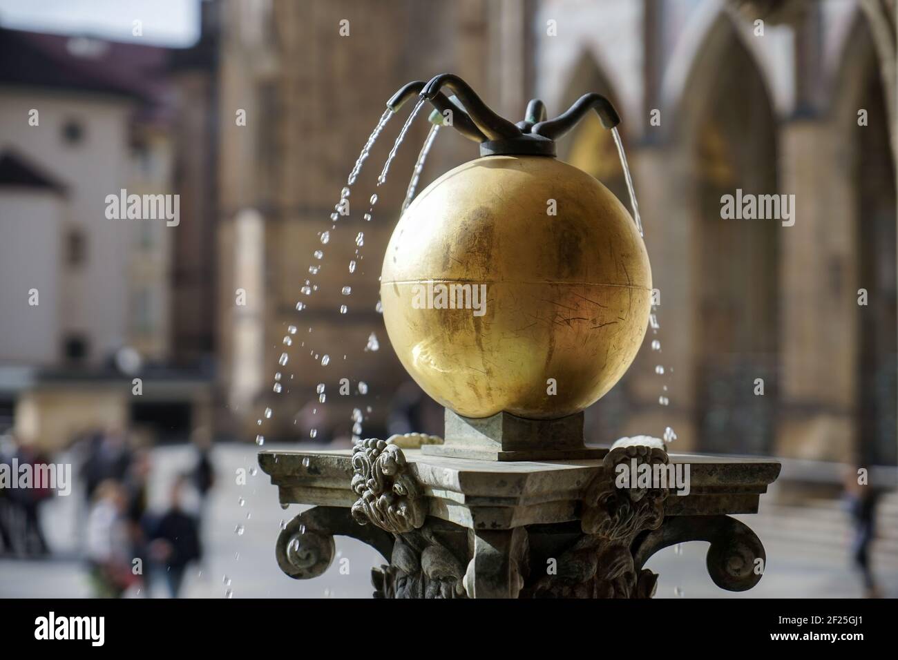 Kleiner Brunnen außerhalb des neuen Königlichen Palast in Prag Stockfoto