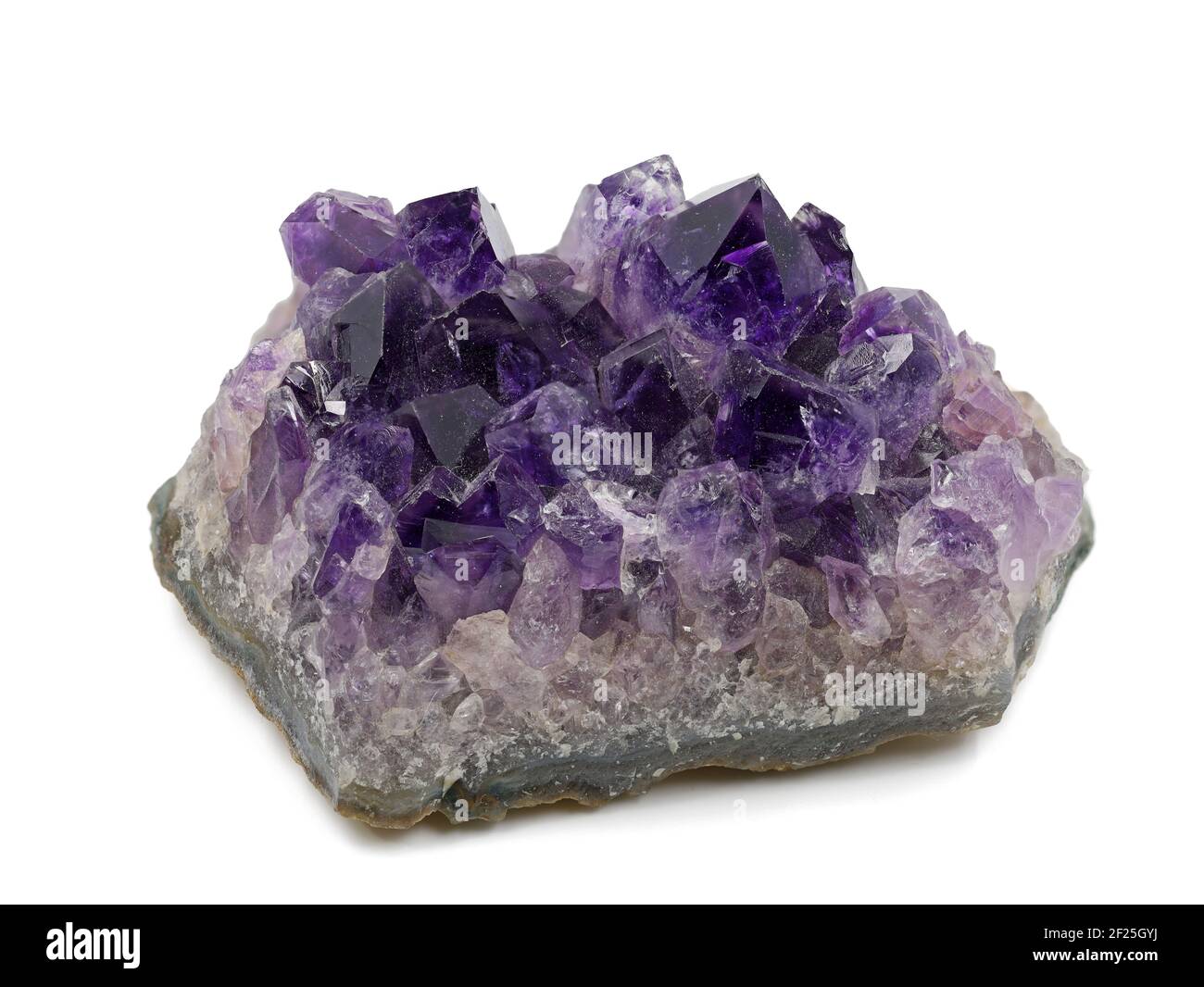 Violetter Amethyst-Kristall auf weißem Hintergrund isoliert Stockfoto
